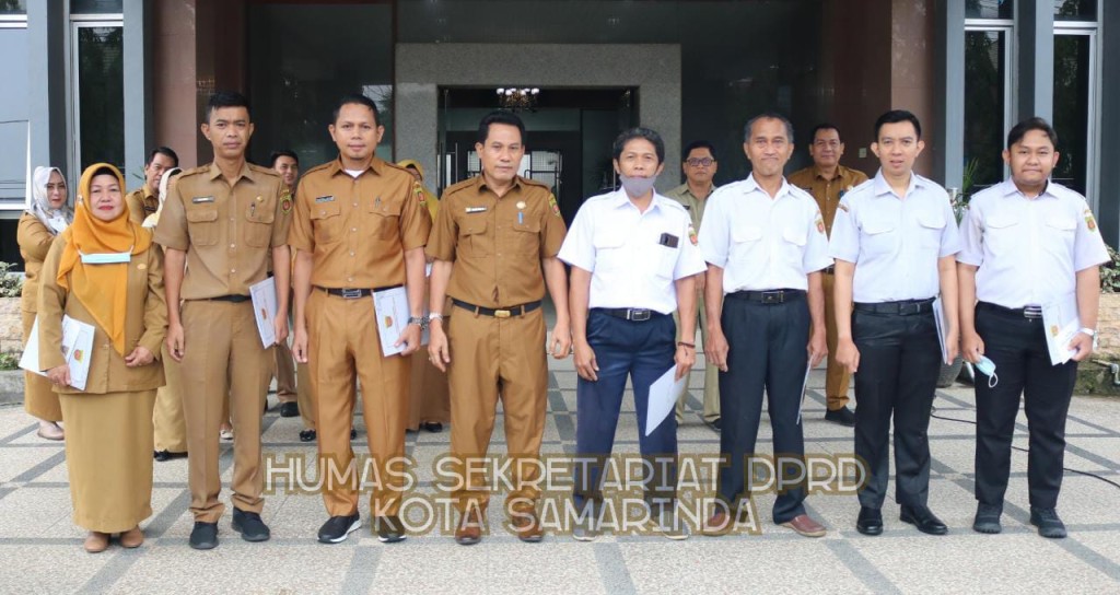 Sekretaris DPRD Kota Samarinda Memberikan Reward Kepada ASN dan Non ASN