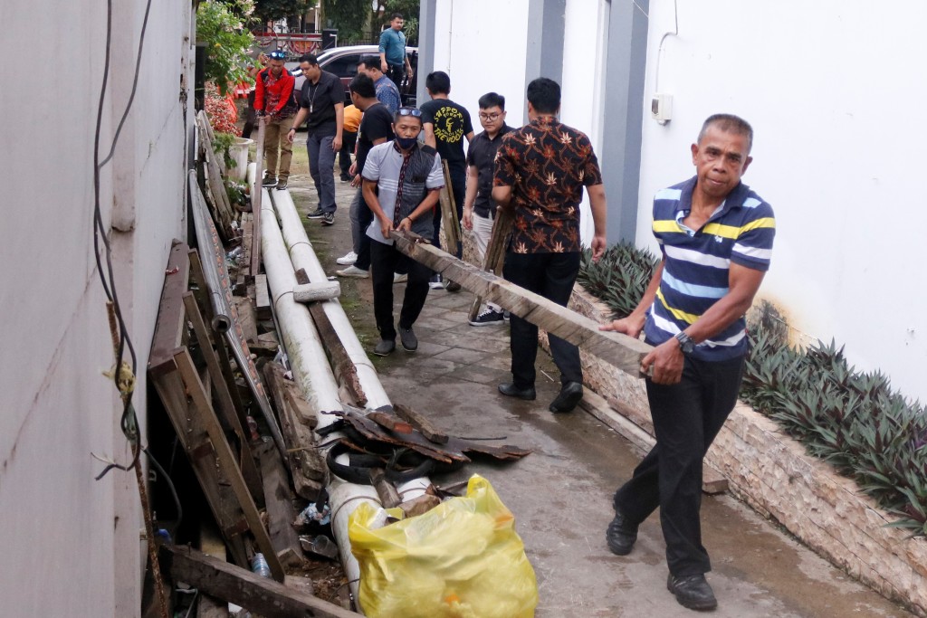 "Gotong Royong di Sekretariat DPRD Kota Samarinda: Pegawai Bersatu untuk Kebersihan Lingkungan Kerja"